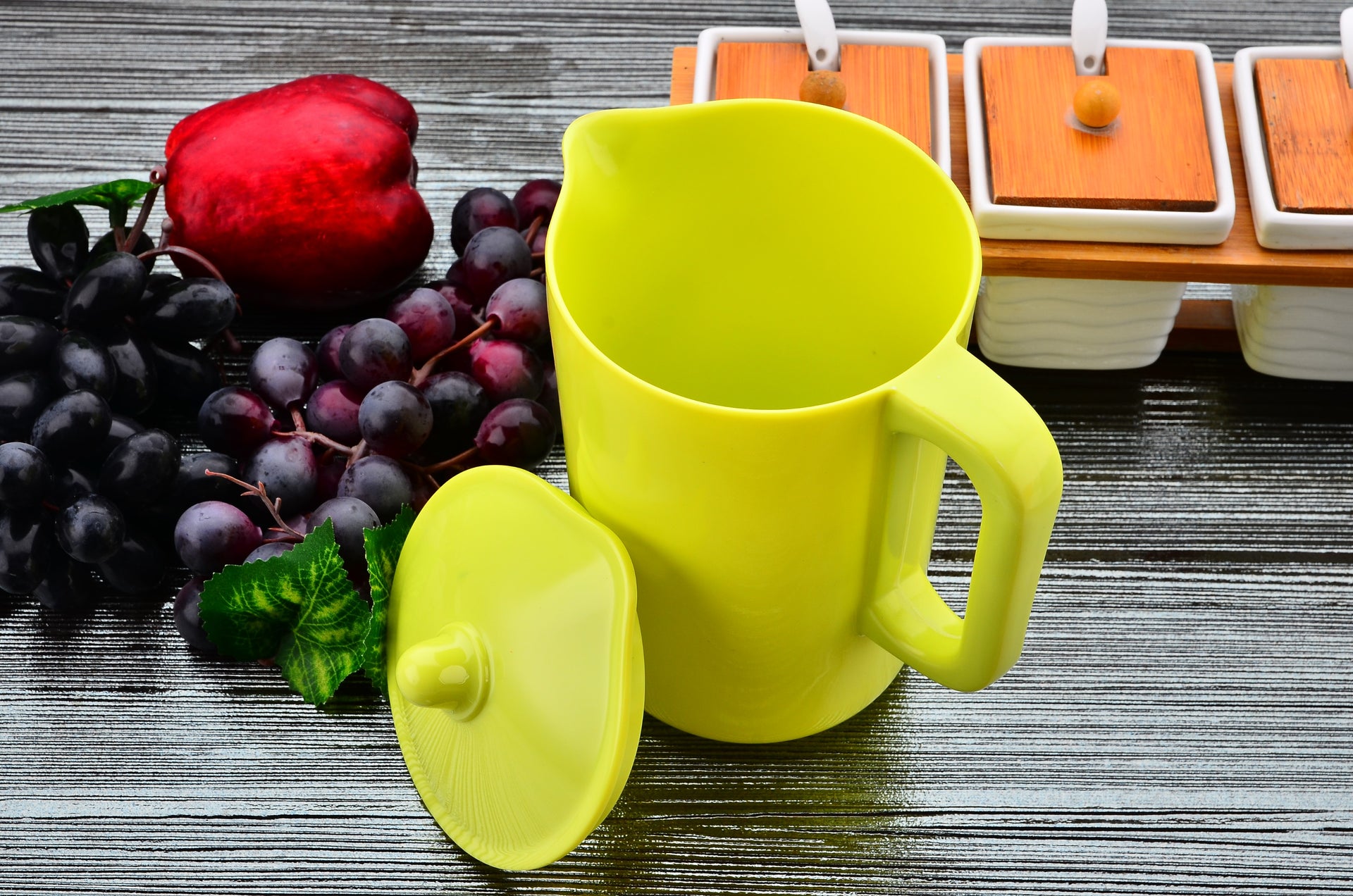 1L Melamine Jug - Portable Multi-Purpose Jug with Lid & Spill-Proof Pouring Spout with Comfortable Handle | Dishwasher Safe | Household, club, Pub, Bar, Coffee Shop, Restaurant & More