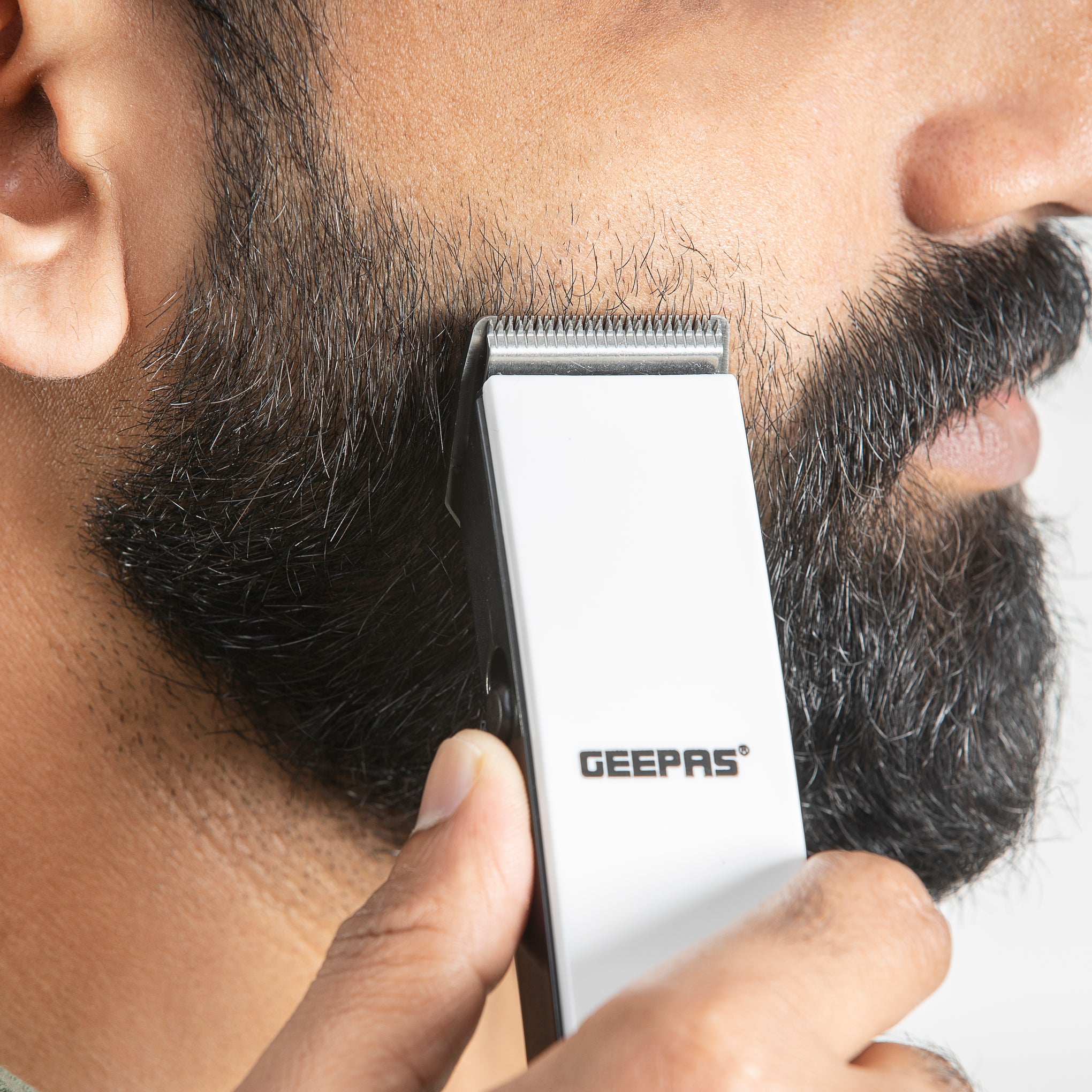 Rechargeable Hair Clipper - Grooming Kit With Comfortable Grip, Stainless Steel Precision Cutting Blade, Cordless Operation, Indicator Light, 30 Minute Working, Ideal For Short, Long Hairs White/Black