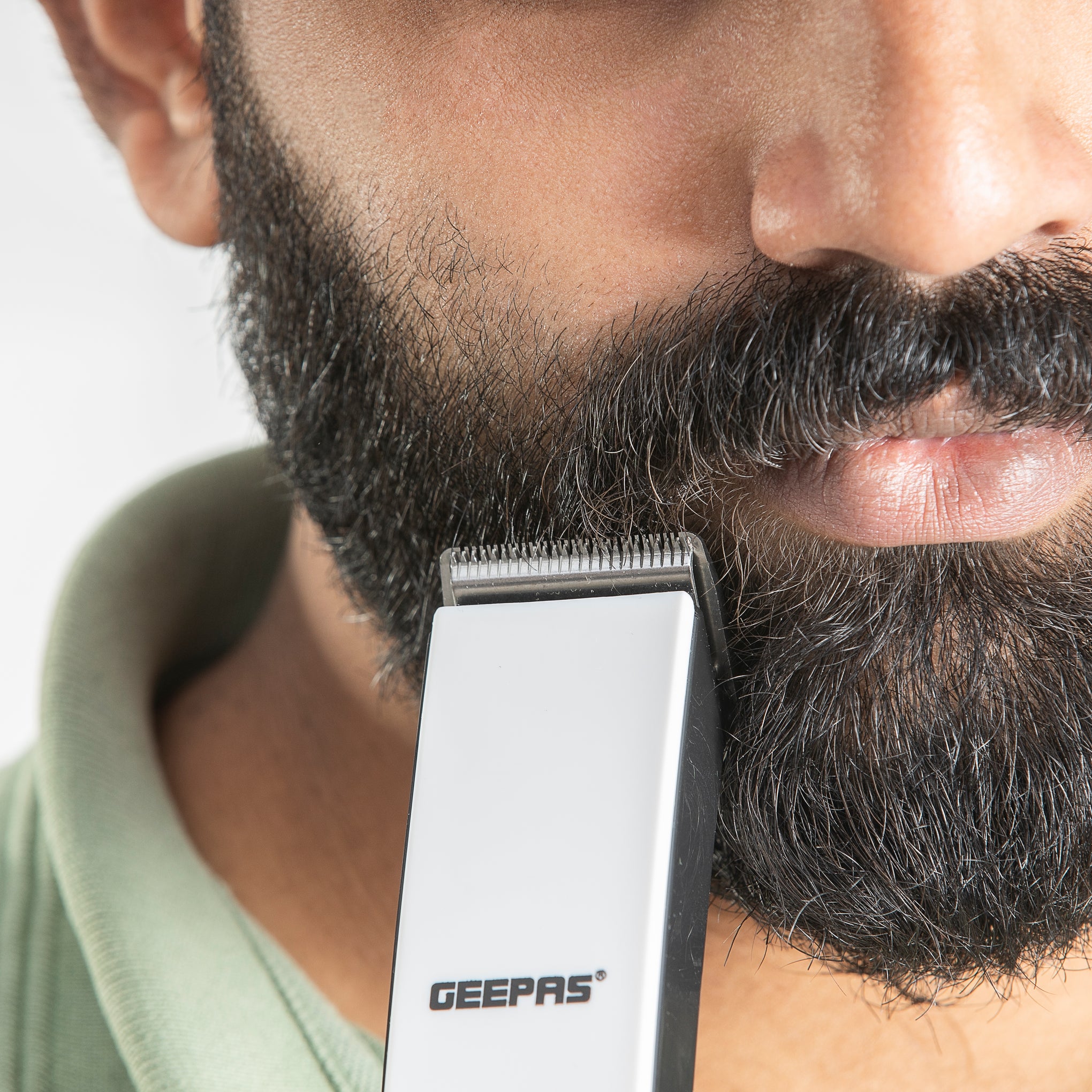 Rechargeable Hair Clipper - Grooming Kit With Comfortable Grip, Stainless Steel Precision Cutting Blade, Cordless Operation, Indicator Light, 30 Minute Working, Ideal For Short, Long Hairs White/Black