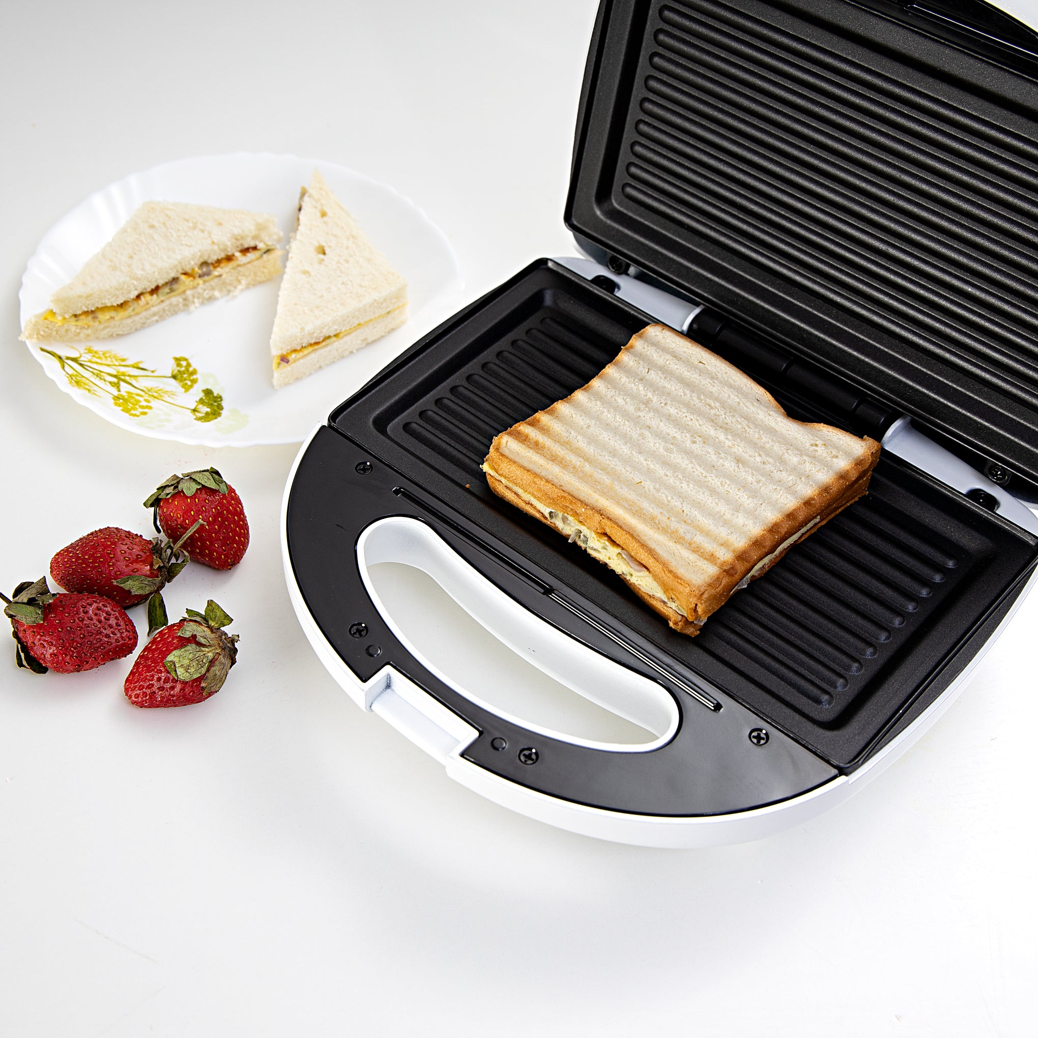 Sandwich Toaster Non Stick Heating Plate Thermostat Control With Indicator Light 750 W GGT686N Black/White