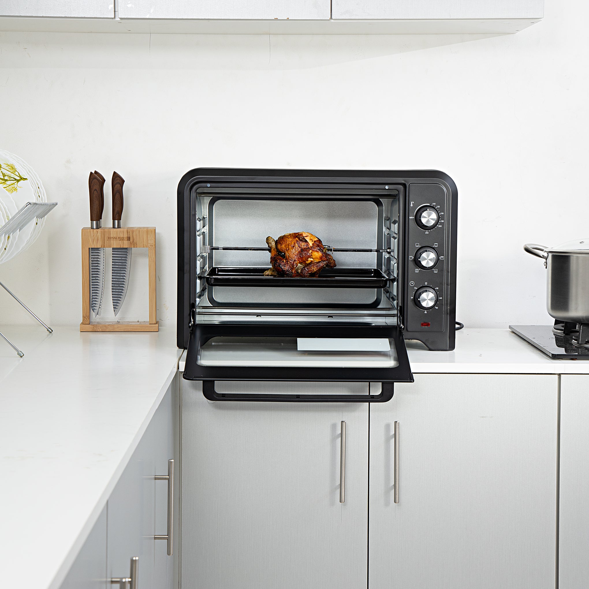 42 L Electric Oven- G04450| Convection And Rotisserie Function, Perfect For Grilling, Toasting And Roasting| 3 Knobs And Temperature 100-250-Degrees Celsius| 60 Minute Timer With Bell| 2000W And 4 Piece Stainless Steel Heaters 42 L 2000 W GO4450 Black