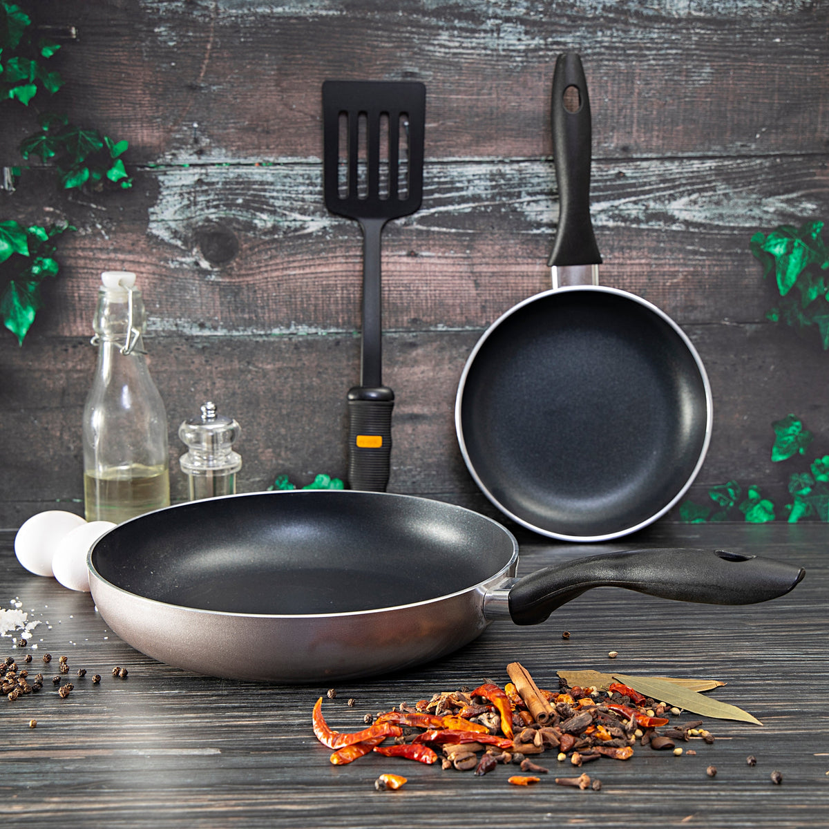 2-Piece Non-Stick Fry Pan Set – 18CM & 26CM Aluminium Frying Pans with Slotted Turner, Durable Granite Coating, Heat-Resistant Handles, Value Kitchenware Set for Sautéing, Frying & Everyday Cooking Black