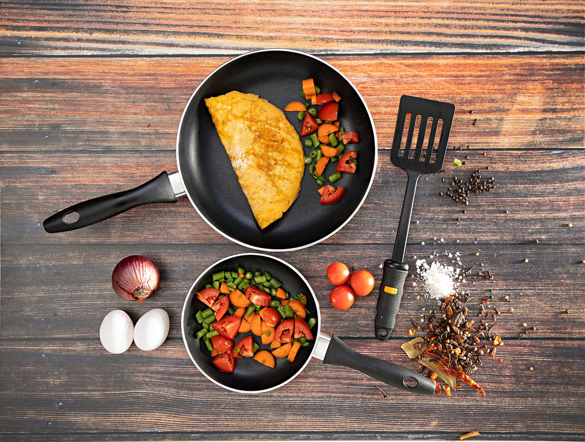 2-Piece Non-Stick Fry Pan Set – 18CM & 26CM Aluminium Frying Pans with Slotted Turner, Durable Granite Coating, Heat-Resistant Handles, Value Kitchenware Set for Sautéing, Frying & Everyday Cooking Black