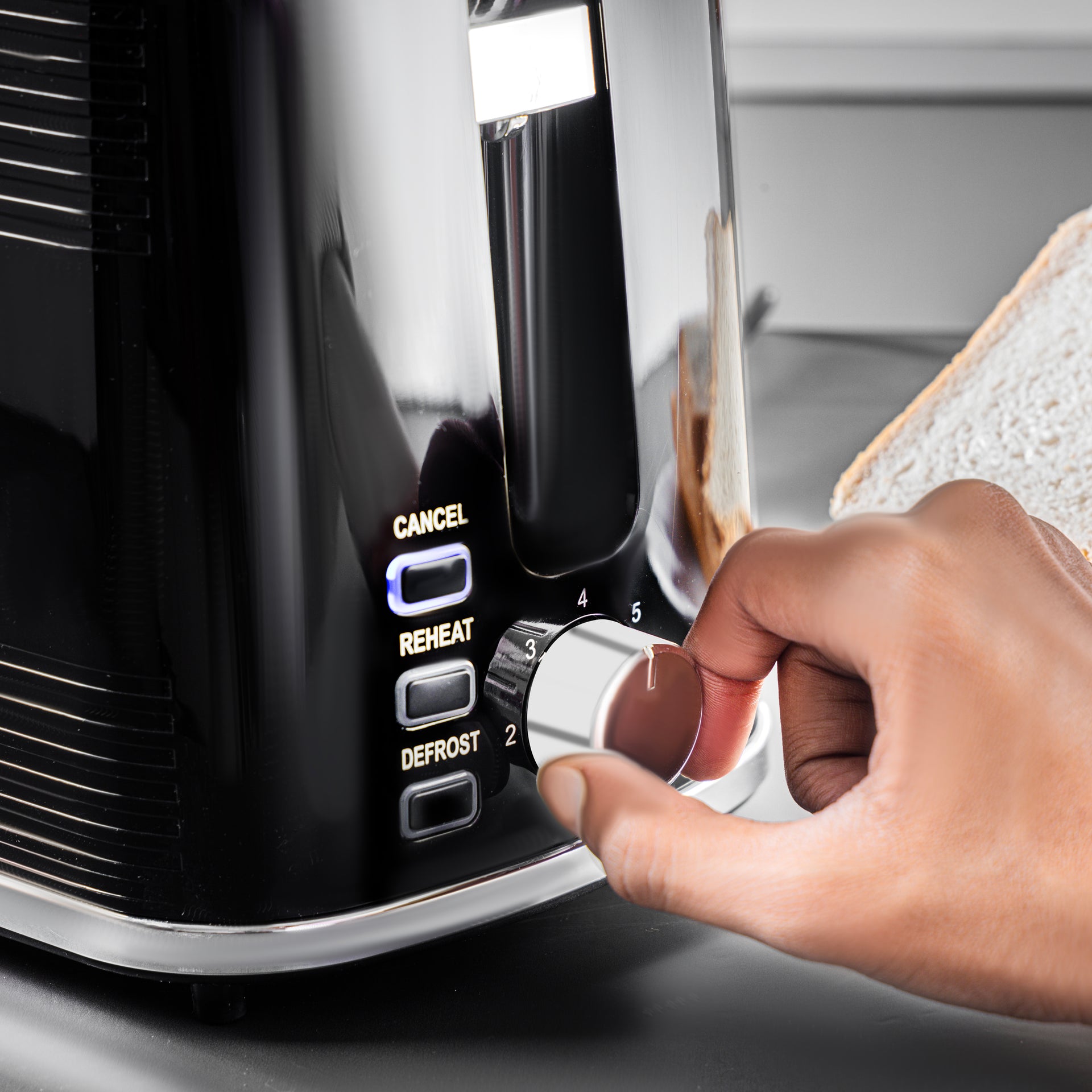 2 Slice Bread Toaster With Re-Heat, Defrost, Stop Button, Adjustable Browning Control 7 Settings, Removable Crumb Collector Tray, Automatic Cut-Off, 900 Watt Power, Movable Steel Net 900 W GBT36554UK-BK Black