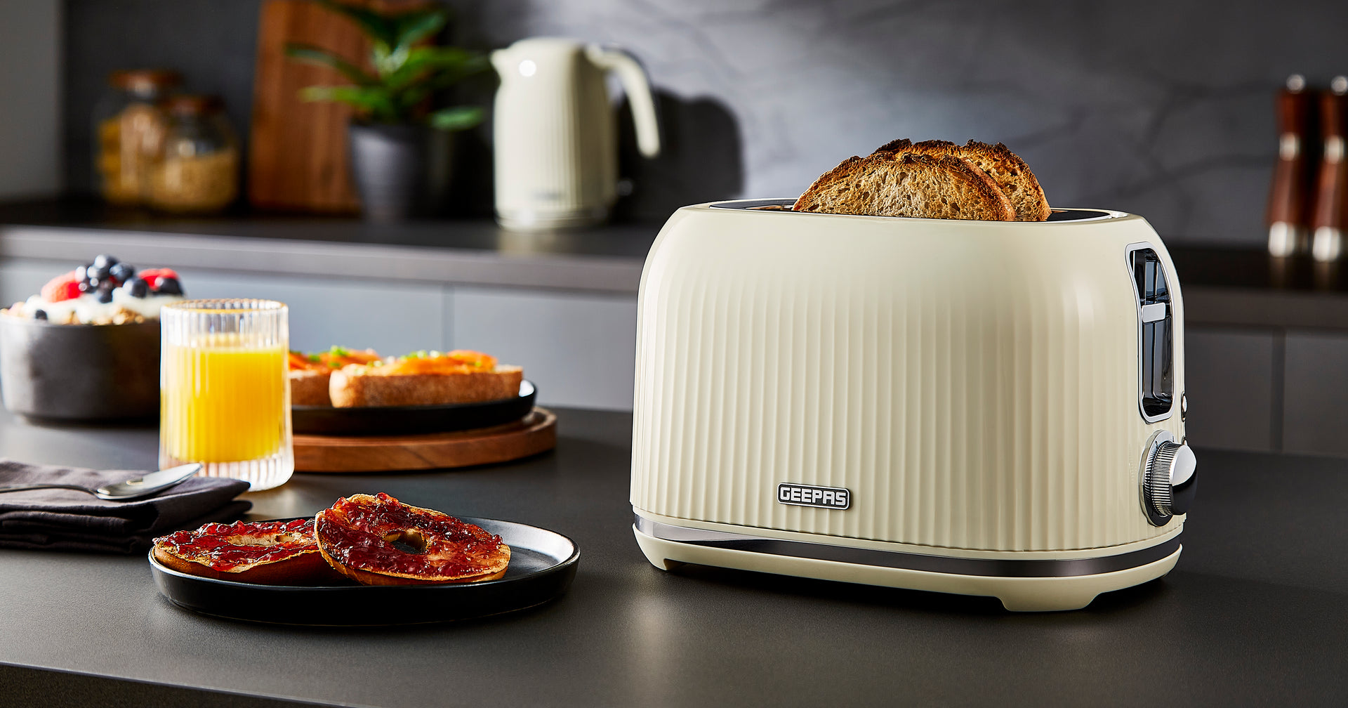 Geepas Fluted Bread Toaster- 2 Slice Slot| 6 Adjustable Browning Control and Removable Crumb Tray| Defrost and Reheat Button| 2 Years Warranty, GBT36558UK-CR, Cream 850 W GBT36558UK-CR Cream