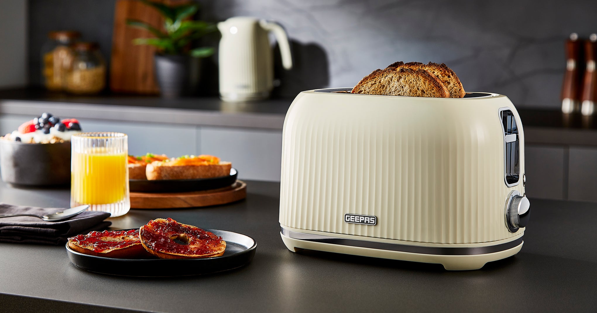 Geepas Fluted Bread Toaster- 2 Slice Slot| 6 Adjustable Browning Control and Removable Crumb Tray| Defrost and Reheat Button| 2 Years Warranty, GBT36558UK-CR, Cream 850 W GBT36558UK-CR Cream