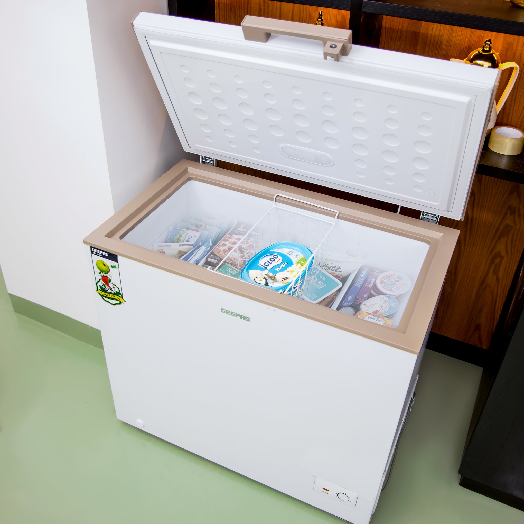Chest Freezer With Adjustable Thermostat/Portable Food Basket/Compact Refrigerator With LED Light/Lock & Key/High-Efficiency Monolithic Foaming 200 L 130 W GCF2509WSH White