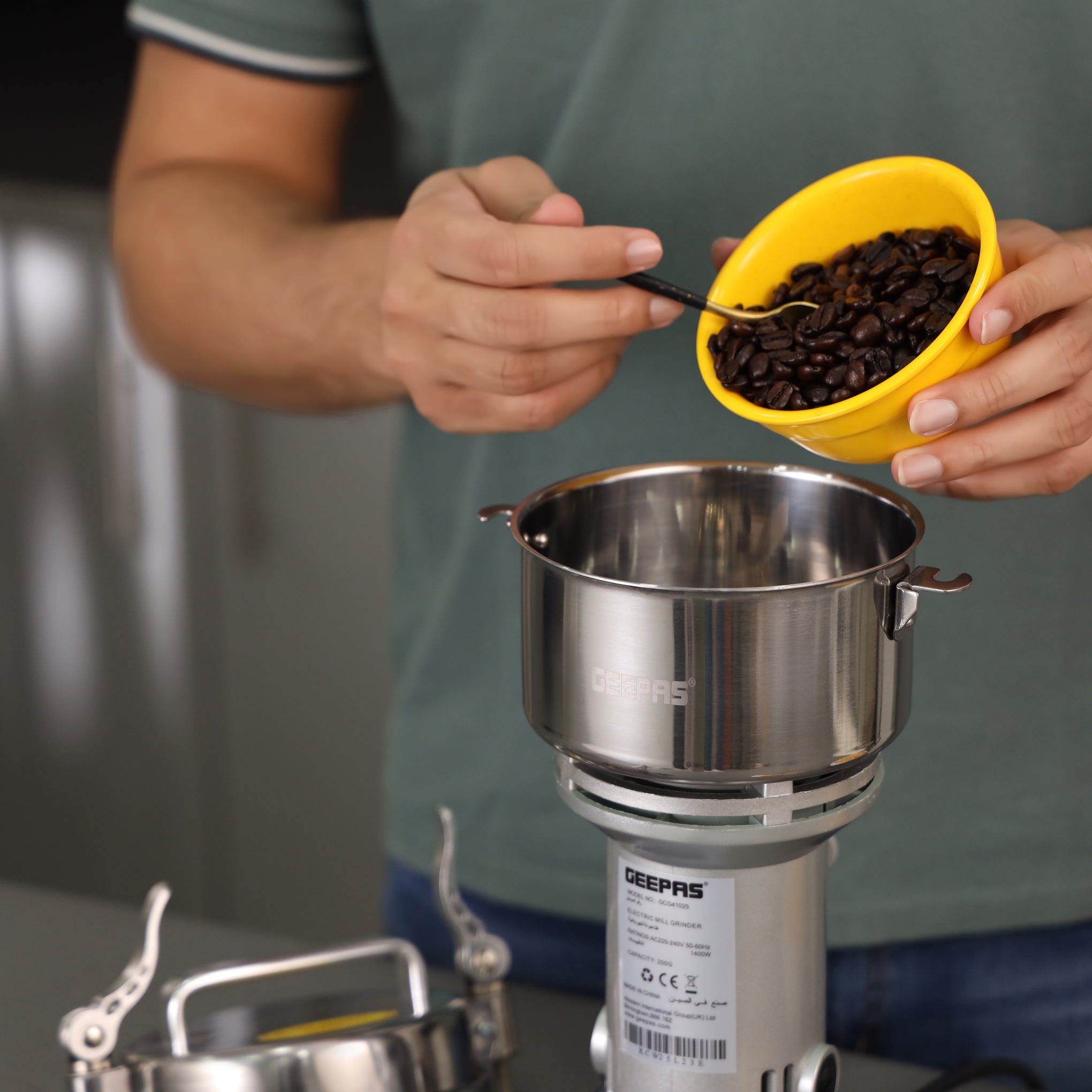 Powerful Electric Mill Grinder: Coffee, Spice & Bread Grinding - 300g Capacity, Stainless Steel, Ergonomic Grip 0.3 kg 1600 W GCG41026 Silver