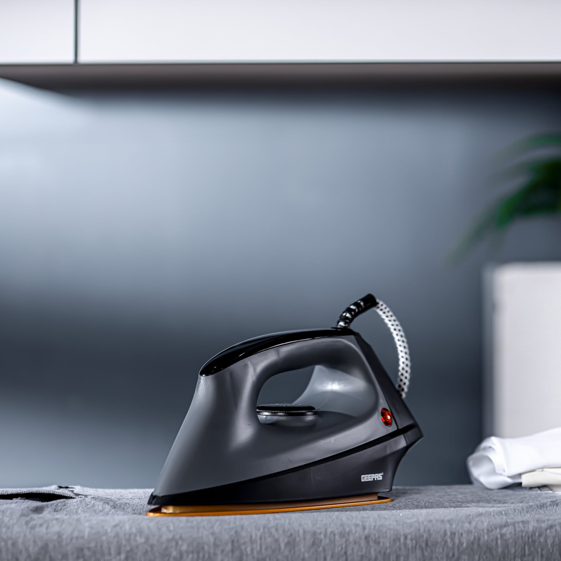 Heavy Duty Dry Iron Ironing Box with Ceramic Coated Soleplate/ Comfortable Handle, Multiple Functions, Temperature Setting Dial, Overheat Safety Protection 1200 W GDI2748 Black/Grey