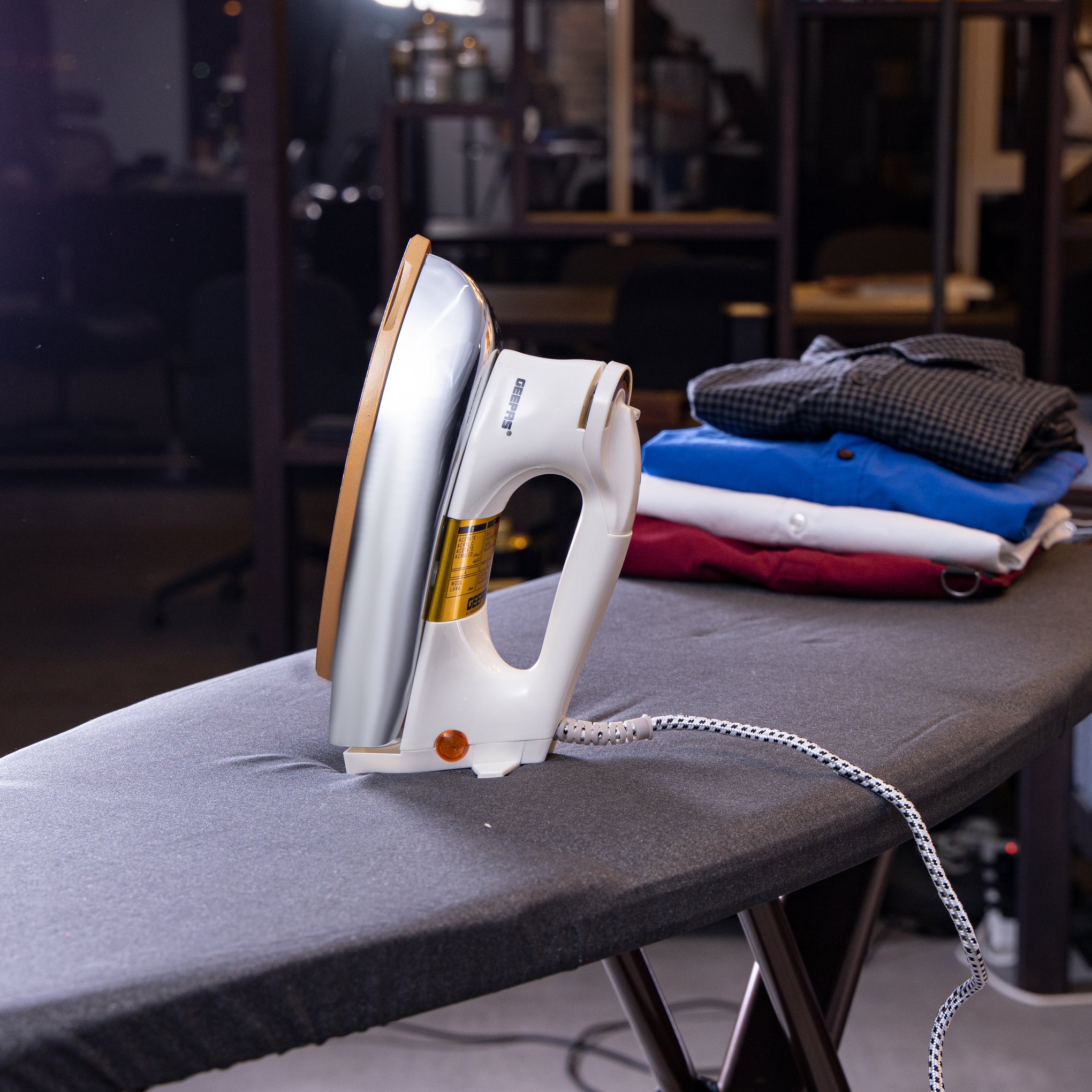 Automatic Heavy-Weight Dry Iron With Durable Teflon Plated Sole Plate 1200.0 W GDI2771 White/Silver/Gold