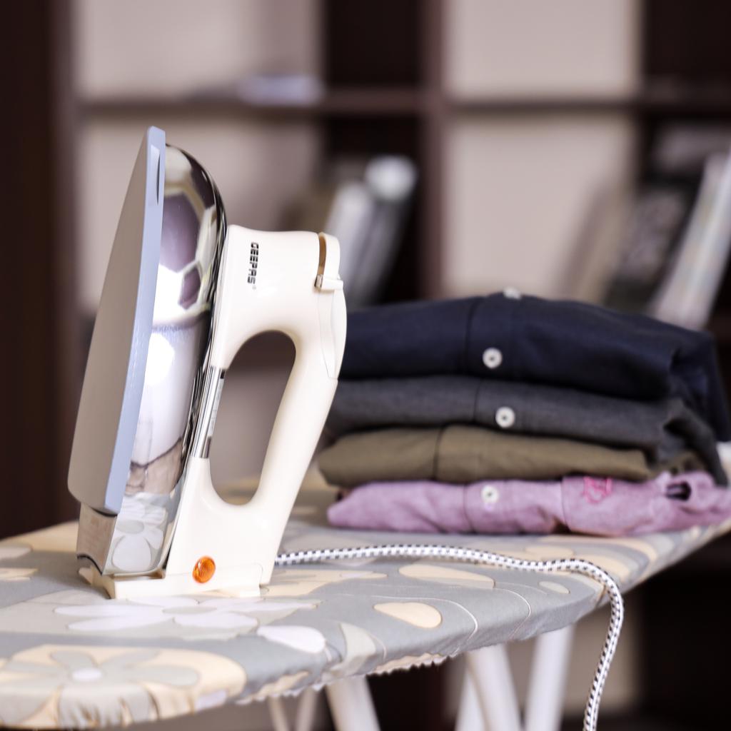 Heavy Weight Automatic Dry Iron With Teflon Plated Sole Plate 1200 W GDI7752 White/Silver/Grey