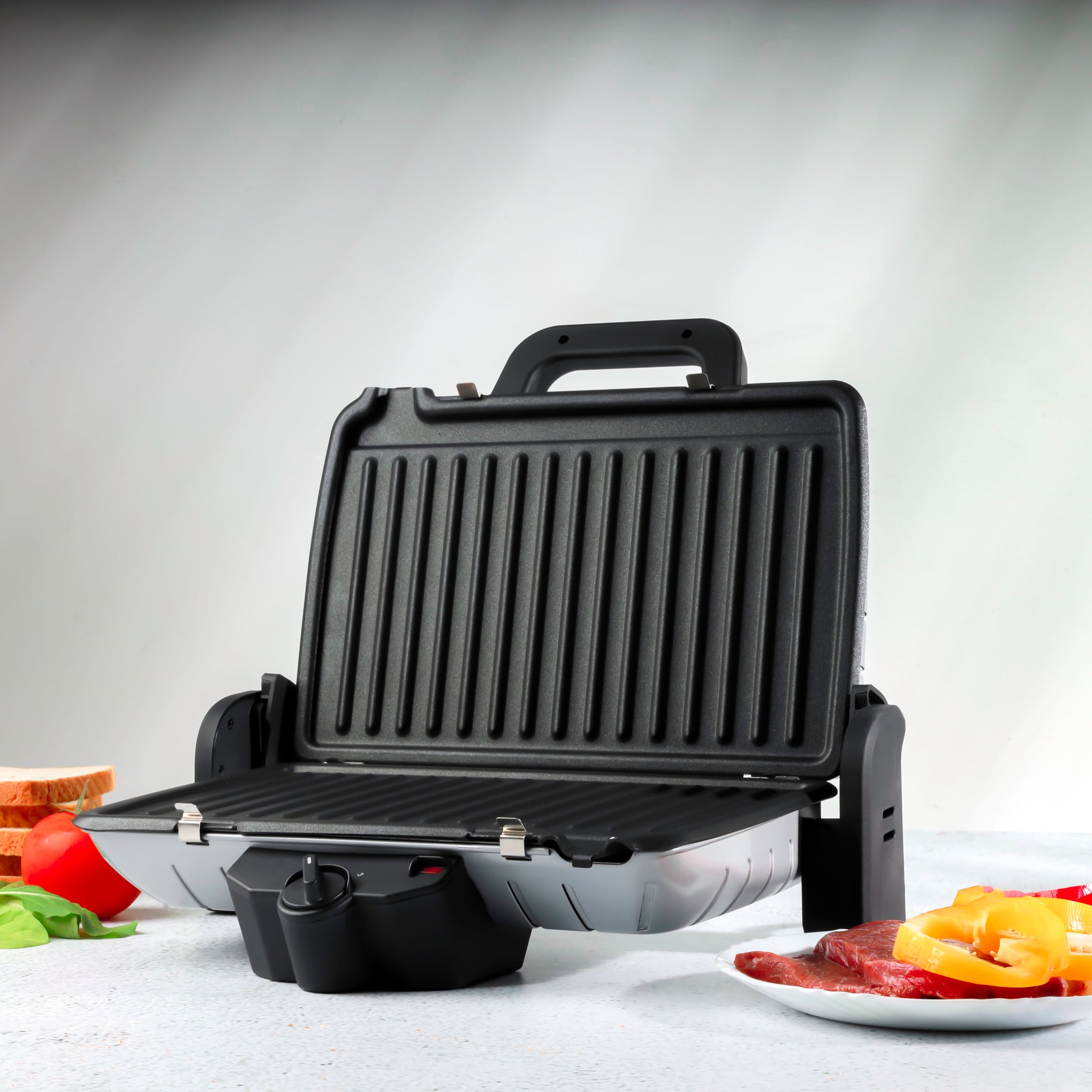 Multifunction Grill Maker, Adjustable Thermostat, GGM5458 - Non-Stick Cooking Plate, Detachable Cooking Plate, Overheat Protection, Cord Storage, Vertical Storage, Portable 1600 W GGM5458 Silver