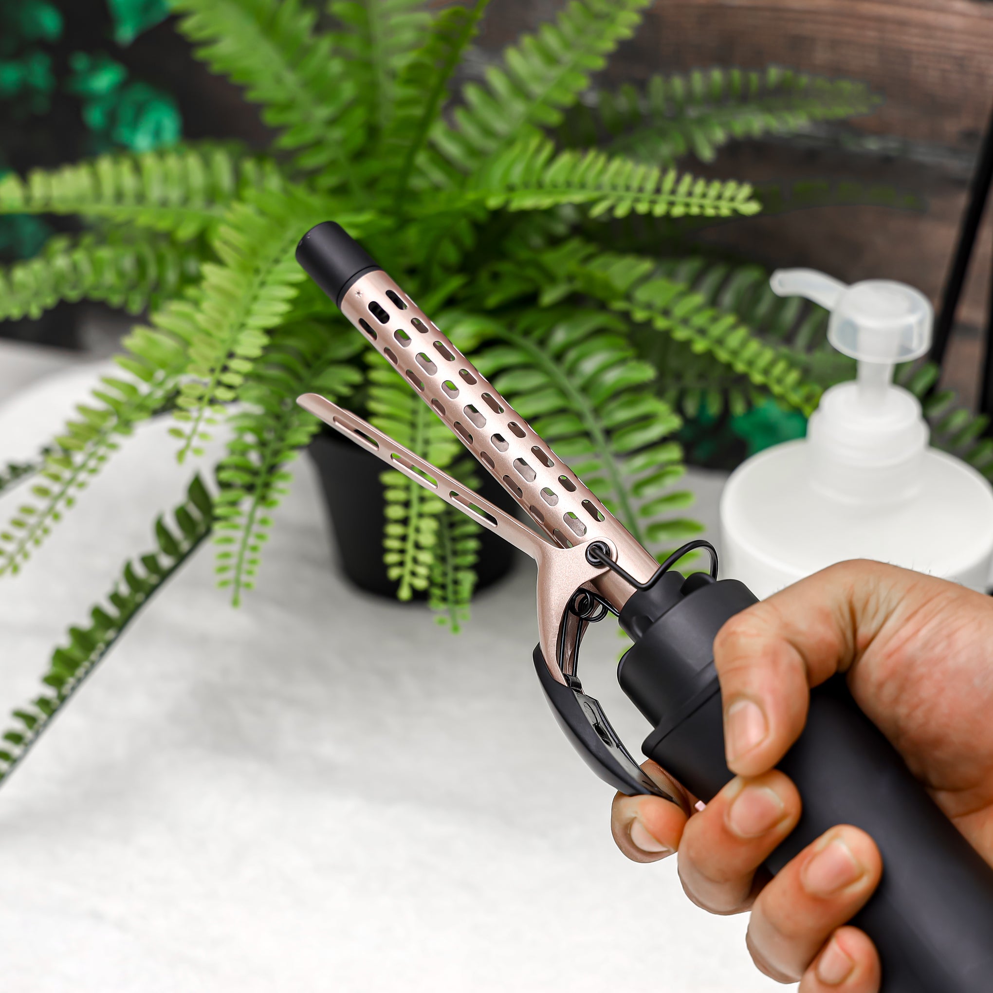 8 in 1 Hair Styler with 360 Degree Swivel Cord with Detachable key,7 Interchangeable Heads, Black and Gold