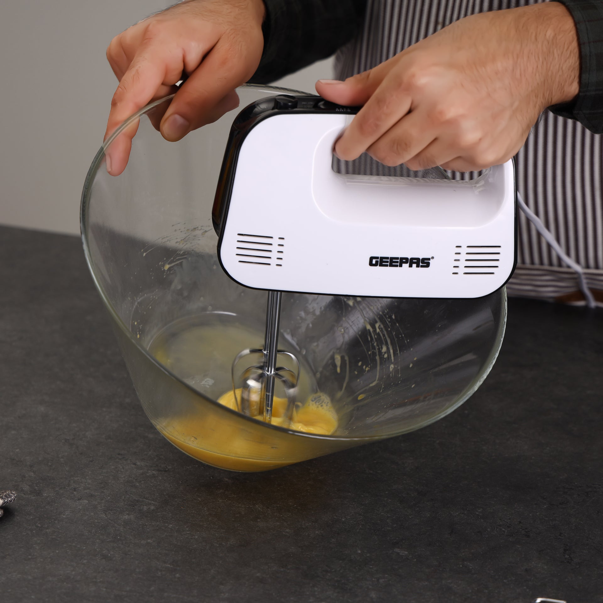 3-Speed Hand Mixer with Eject Button, Overheat Protection, Includes Beaters and Dough Hooks (2 Attachments) 150 W GHM43030 White/Black