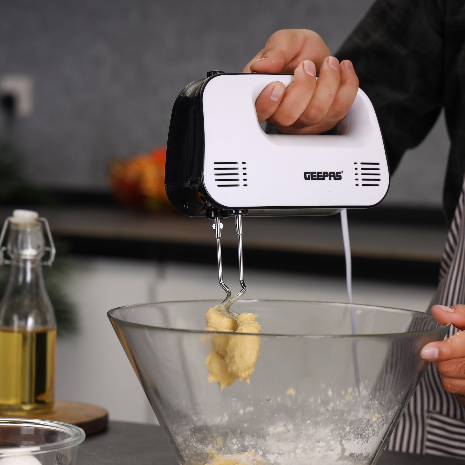 3-Speed Hand Mixer with Eject Button, Overheat Protection, Includes Beaters and Dough Hooks (2 Attachments) 150 W GHM43030 White/Black