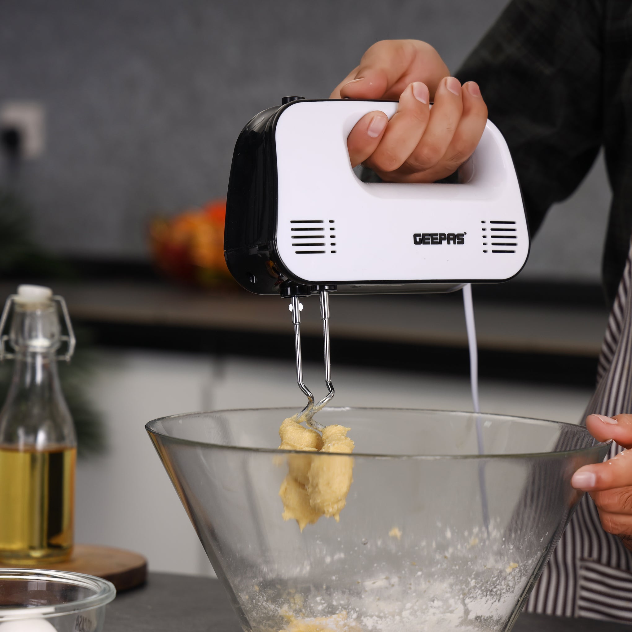 3-Speed Hand Mixer with Eject Button, Overheat Protection, Includes Beaters and Dough Hooks (2 Attachments) 150 W GHM43030 White/Black