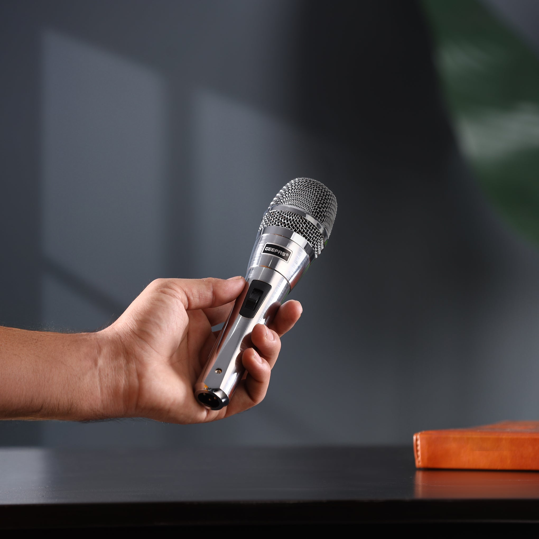 High-Performance Dynamic Microphone: Superior Sound Reproduction, Sharp Sensitivity, Long-Distance Capability (8 Meter Cable)