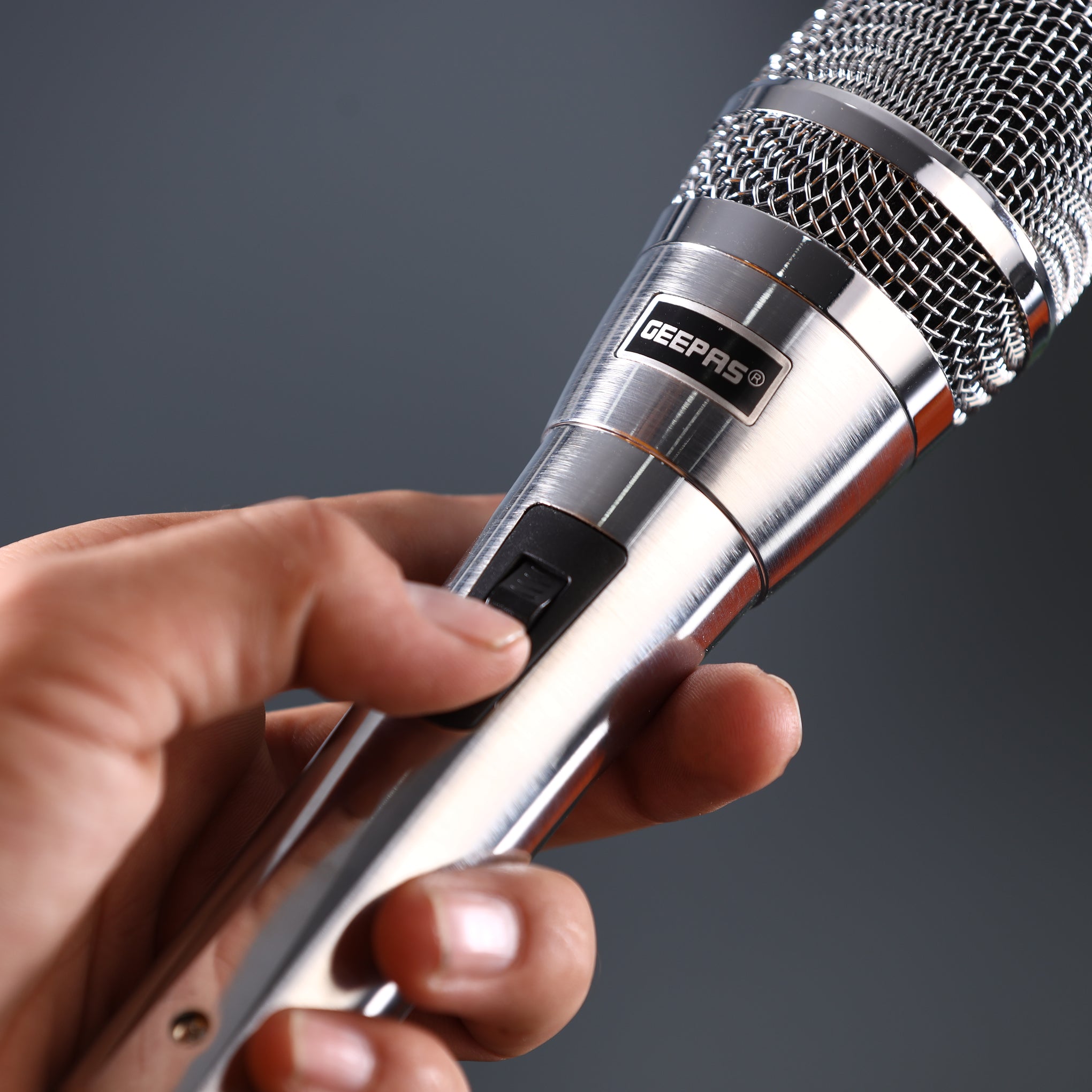 High-Performance Dynamic Microphone: Superior Sound Reproduction, Sharp Sensitivity, Long-Distance Capability (8 Meter Cable)