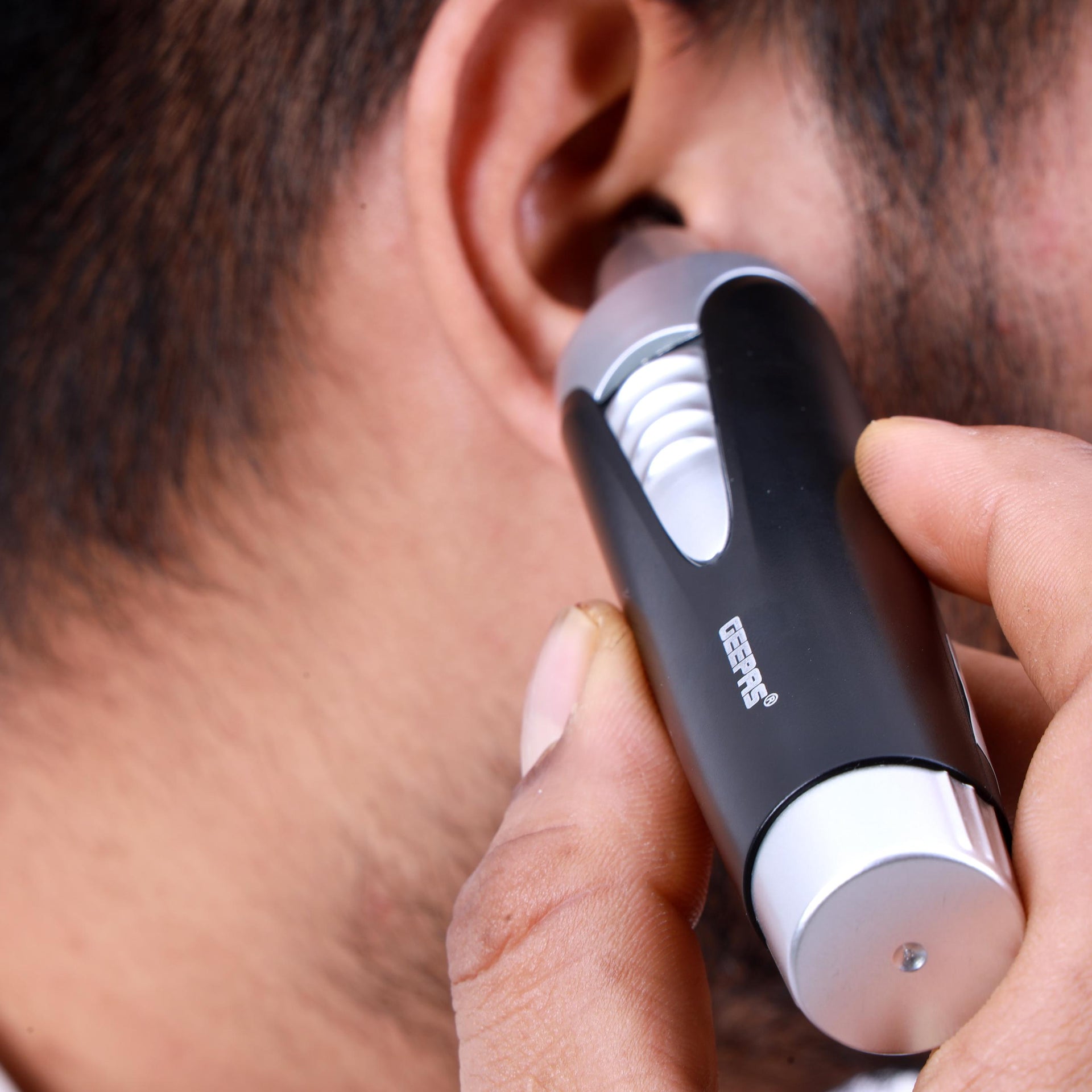 GNT8651 Nose And Ear Trimmer - Professional 2 in 1 Eyebrow, Facial Hair Trimmer With Cleaning Brush Black/Silver 3.4x3.2x14.2cm