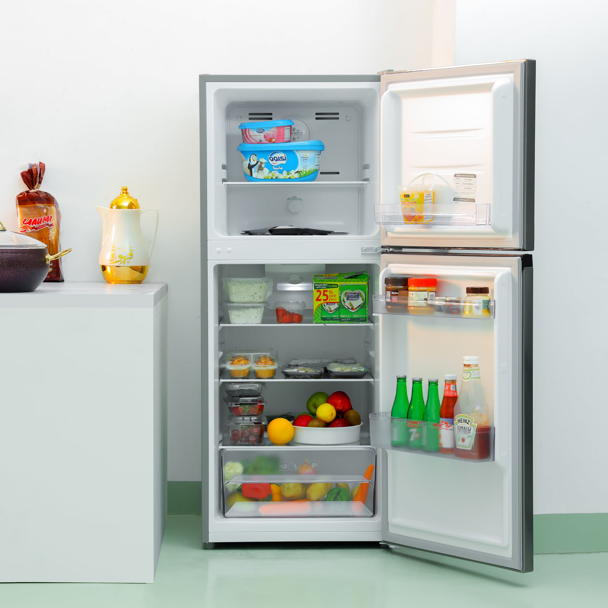 ثلاجة ببابين مع خاصية منع تكون الجليد (Total No Frost)، سعة إجمالية 180 لتر (الفريزر 49 لتر / الثلاجة 131 لتر) - تبريد بتدفق هواء متعدد، إضاءة LED، أرفف زجاجية غير قابلة للكسر، درج خضروات كبير، ترموستات قابل للتعديل GRF2522SXN رمادي معدني