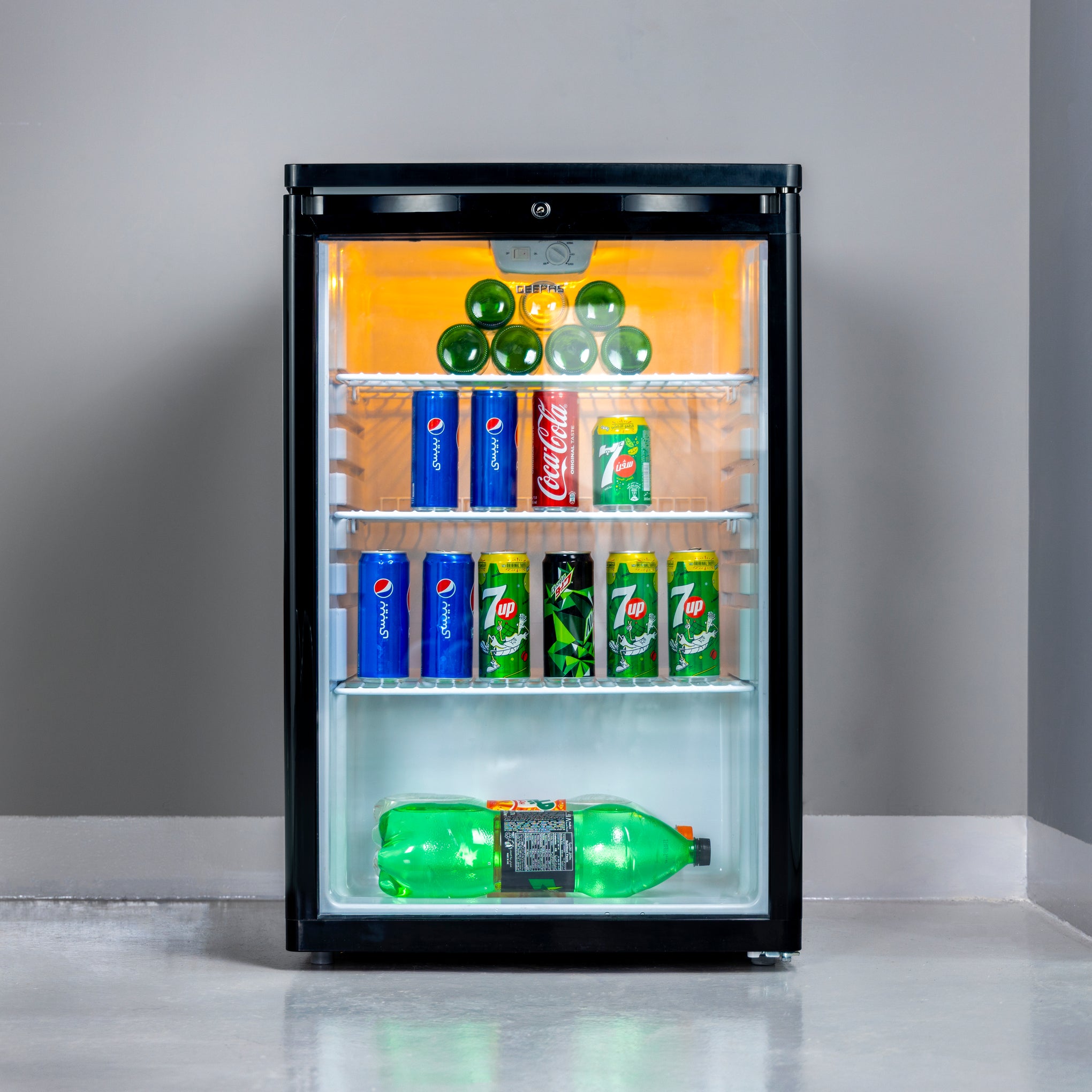 CFC Free Showcase Chiller with Compact Handle and Adjustable Thermostat 165 L 550 W GSC1601BE Black