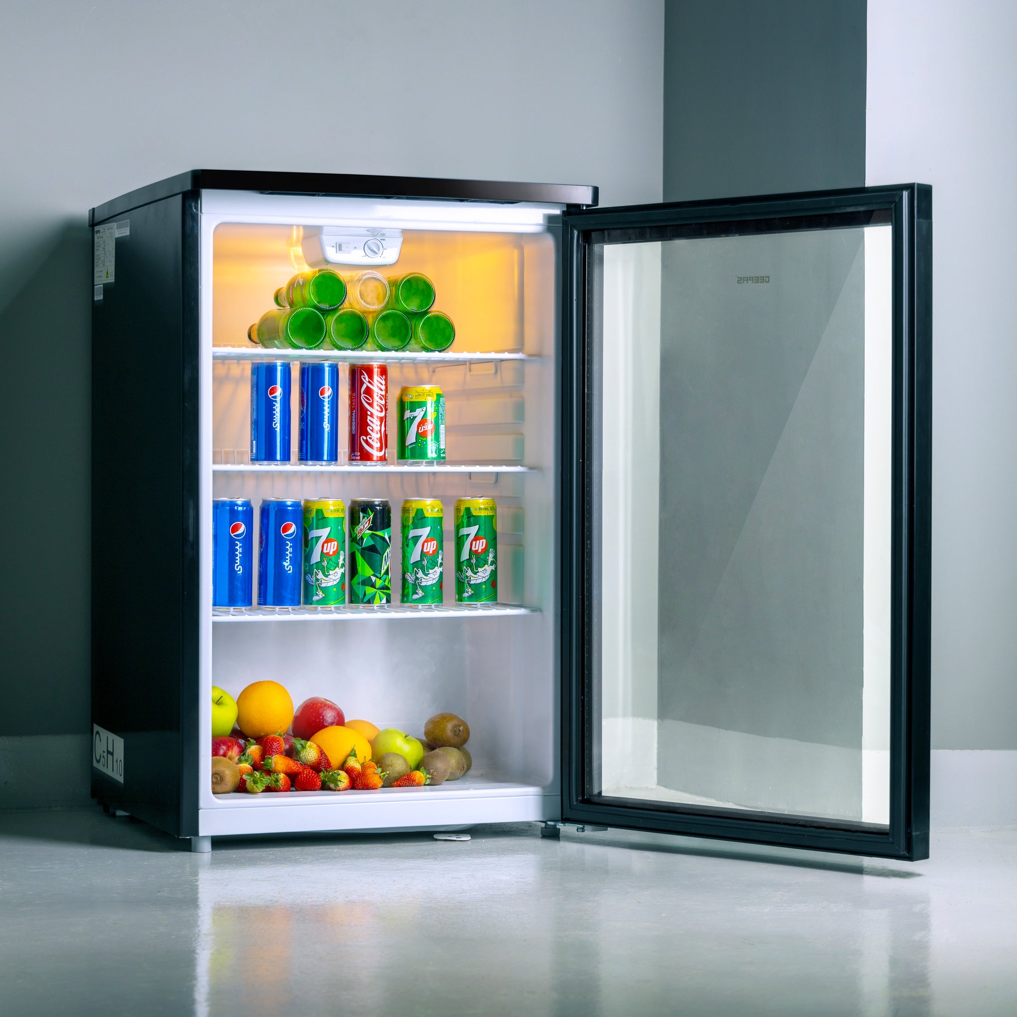 CFC Free Showcase Chiller with Compact Handle and Adjustable Thermostat 165 L 550 W GSC1601BE Black