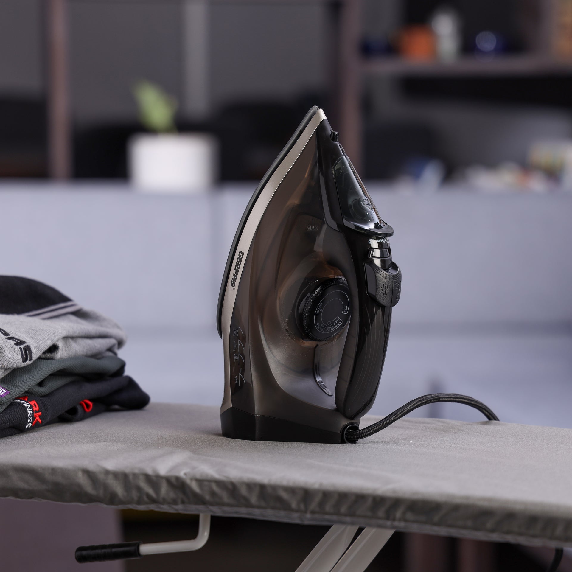 Ceramic Steam Iron | Dry and Spray Functions, Press Box with Self-Cleaning Function | Compact and Handy Design with Powerful Shots | Suitable for All Kinds of Fabric | 2 Years Warranty 200 ml 2200 W GSI24016 Black