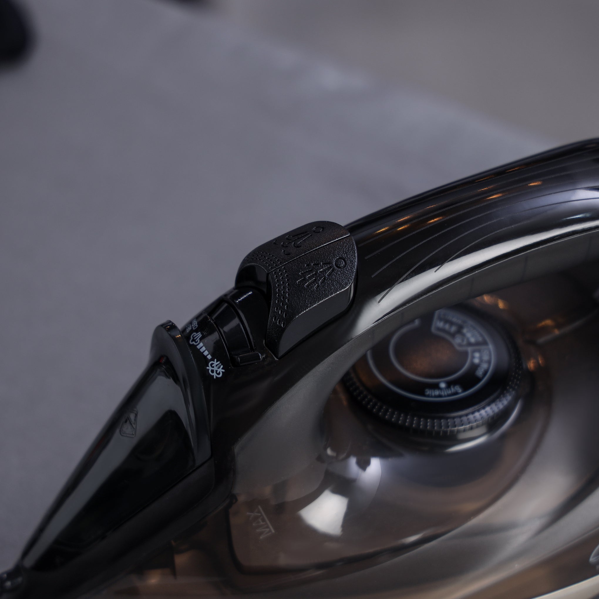 Ceramic Steam Iron | Dry and Spray Functions, Press Box with Self-Cleaning Function | Compact and Handy Design with Powerful Shots | Suitable for All Kinds of Fabric | 2 Years Warranty 200 ml 2200 W GSI24016 Black
