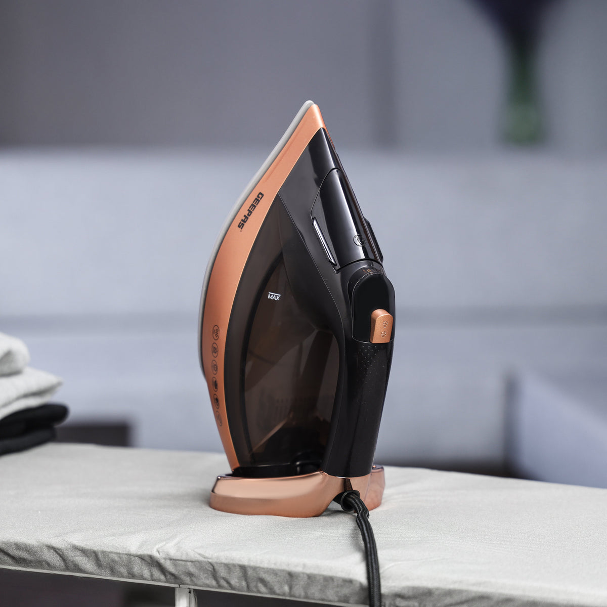 Auto-Temperature Ceramic Steam Iron: Precise Temp Control, Powerful Continuous Steam, Smooth Ceramic Soleplate, Anti-Drip & Anti-Calc, 360° Swivel Cord, Overheat Protection, AC 220-240V / 50-60Hz 140 ml 2600 W GSI24034UK Multicolor