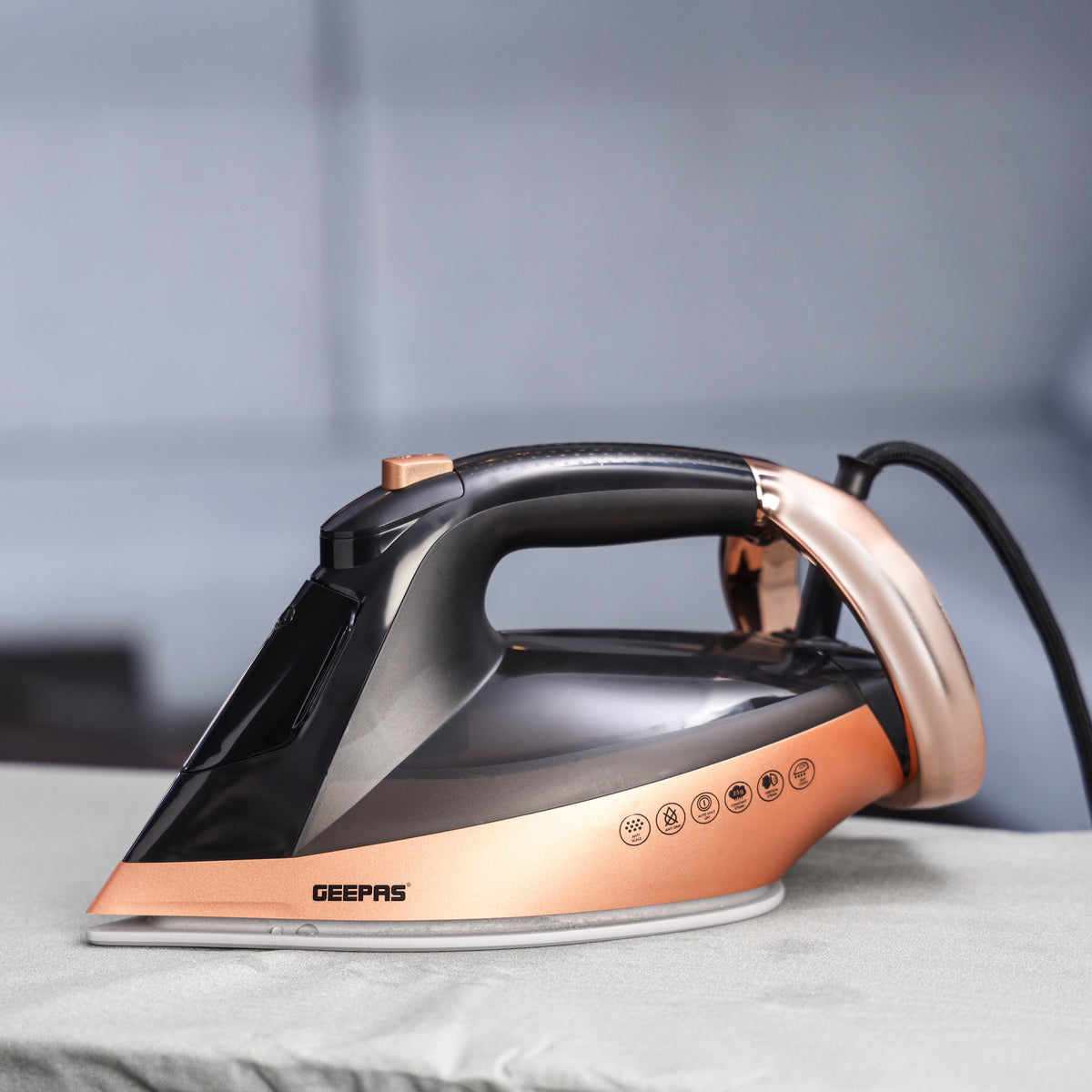 Auto-Temperature Ceramic Steam Iron: Precise Temp Control, Powerful Continuous Steam, Smooth Ceramic Soleplate, Anti-Drip & Anti-Calc, 360° Swivel Cord, Overheat Protection, AC 220-240V / 50-60Hz 140 ml 2600 W GSI24034UK Multicolor