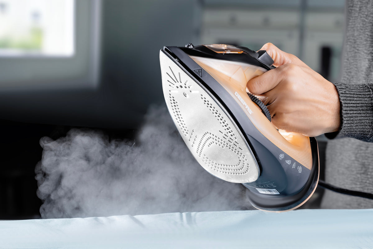 Geepas Steam Iron, Assorted Color, GSI7783