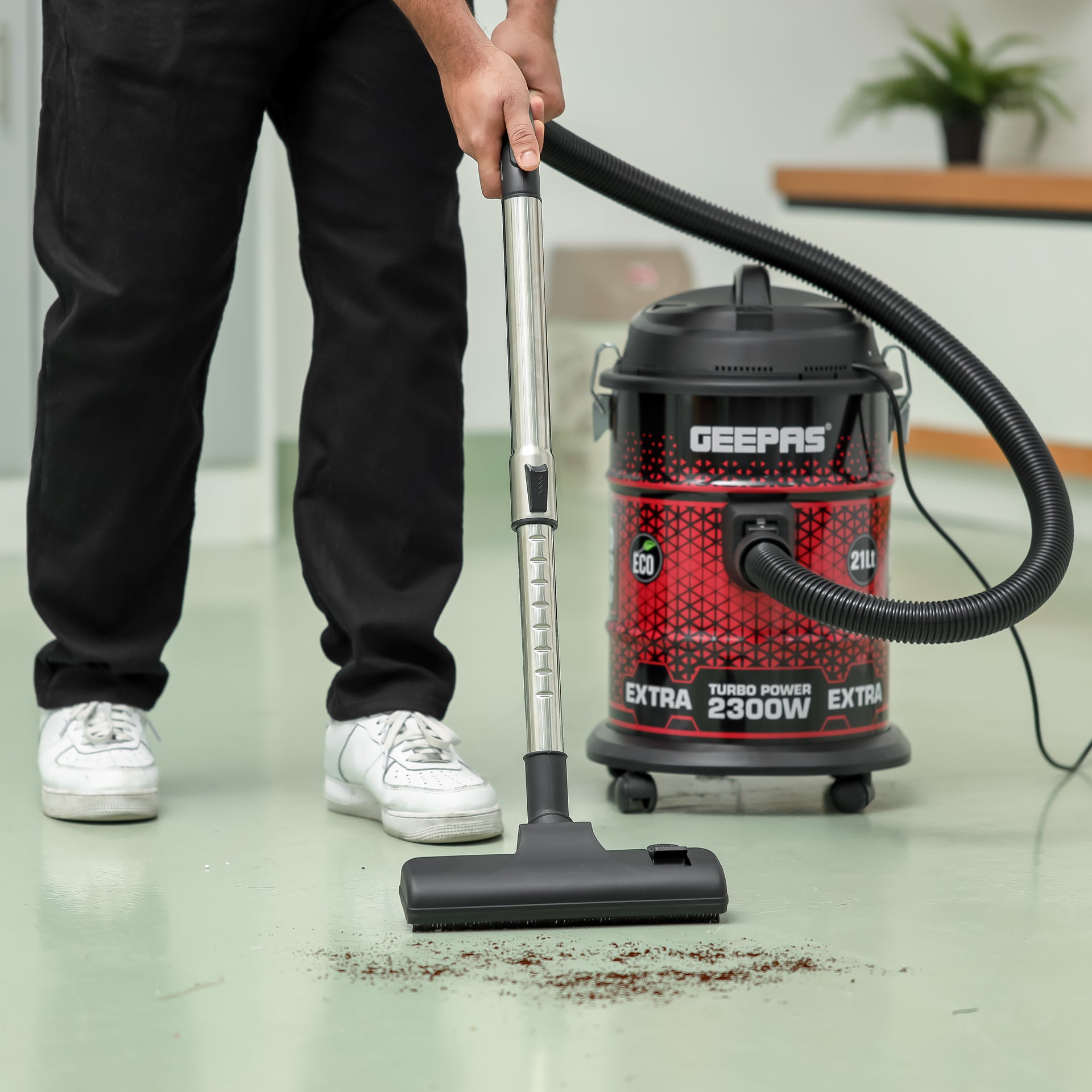 Drum Vacuum Cleaner With Powerful Dry & Blow Function, Anti-Rust Metallic Body 21 L 2300 W GVC19018 Black/Maroon
